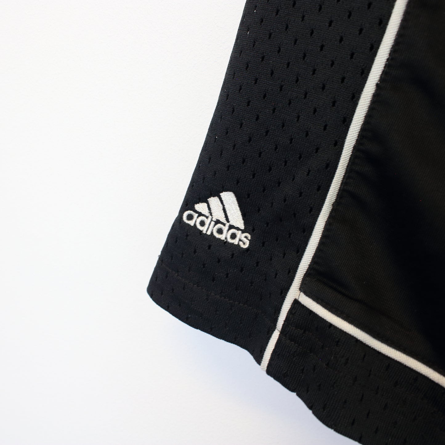 Vintage Adidas shorts in black and white. Best fits XL