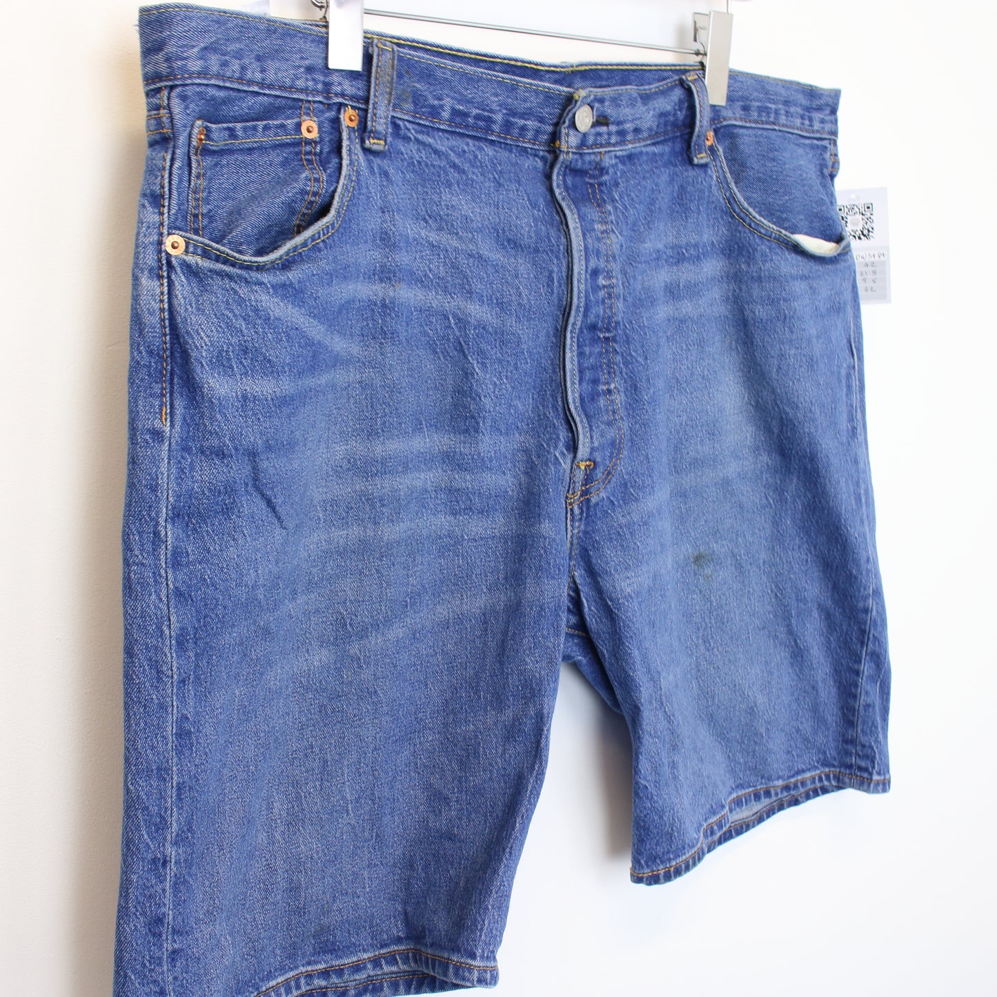 Vintage Levi's shorts in blue. Best fits 43