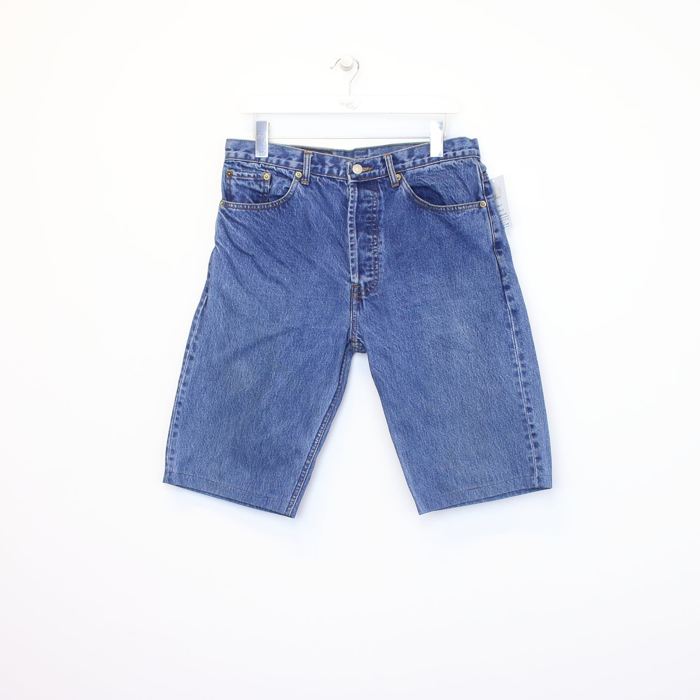 Vintage Levi's shorts in blue. Best fits 32