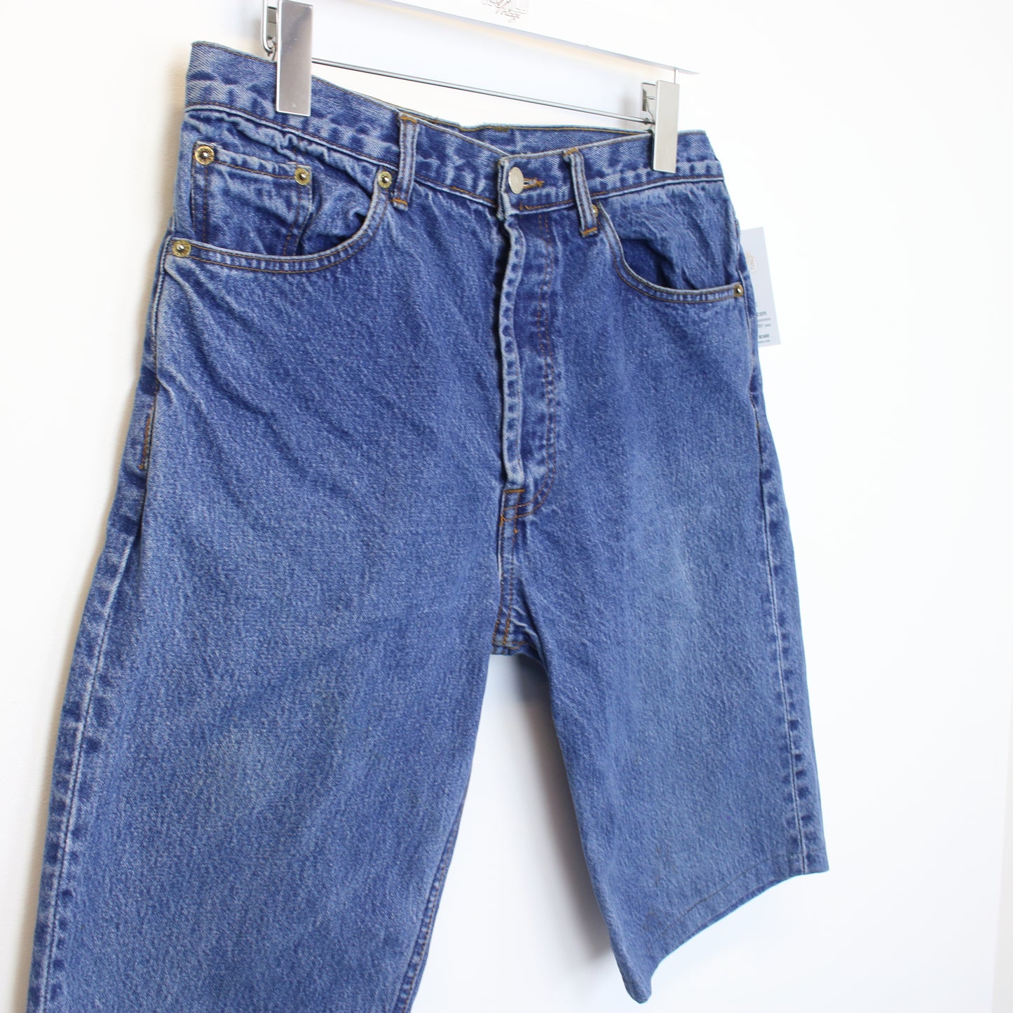 Vintage Levi's shorts in blue. Best fits 32