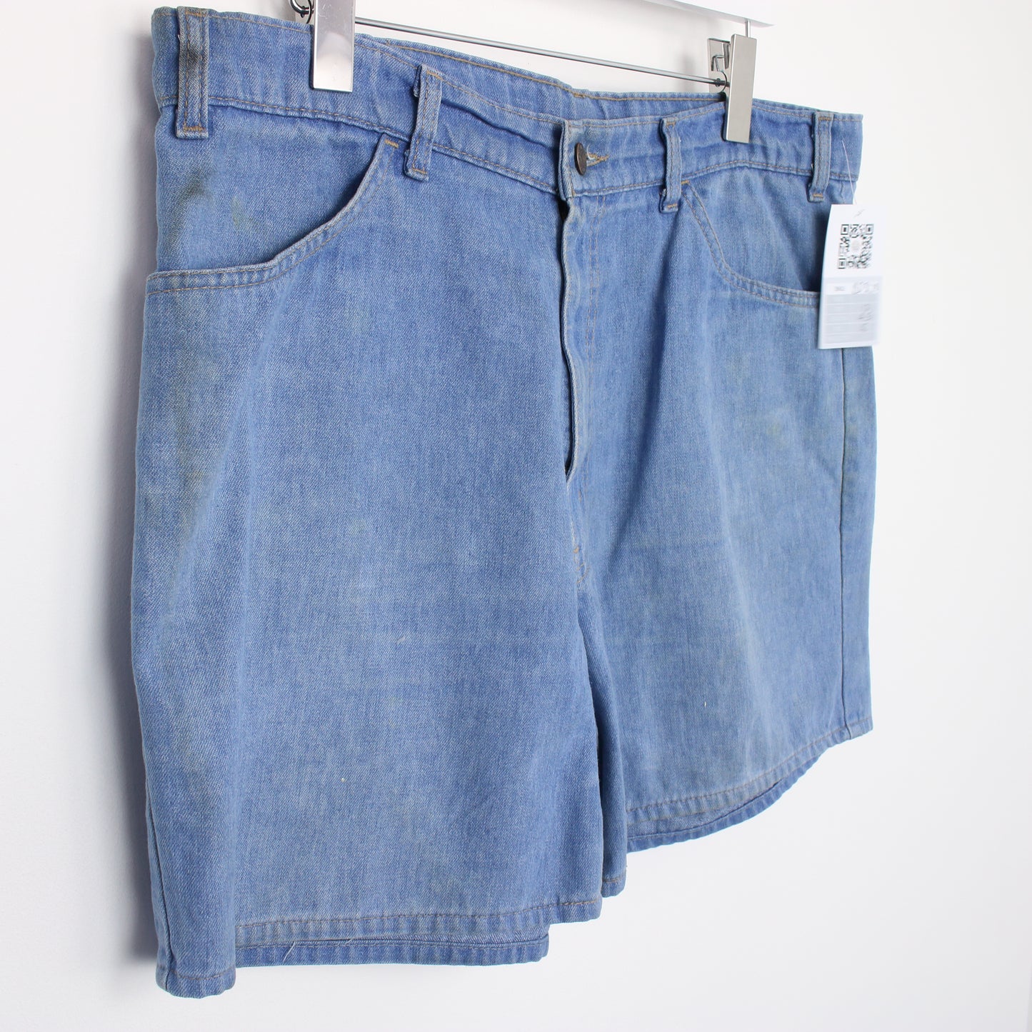 Vintage Levi's shorts in blue. Best fits W34"