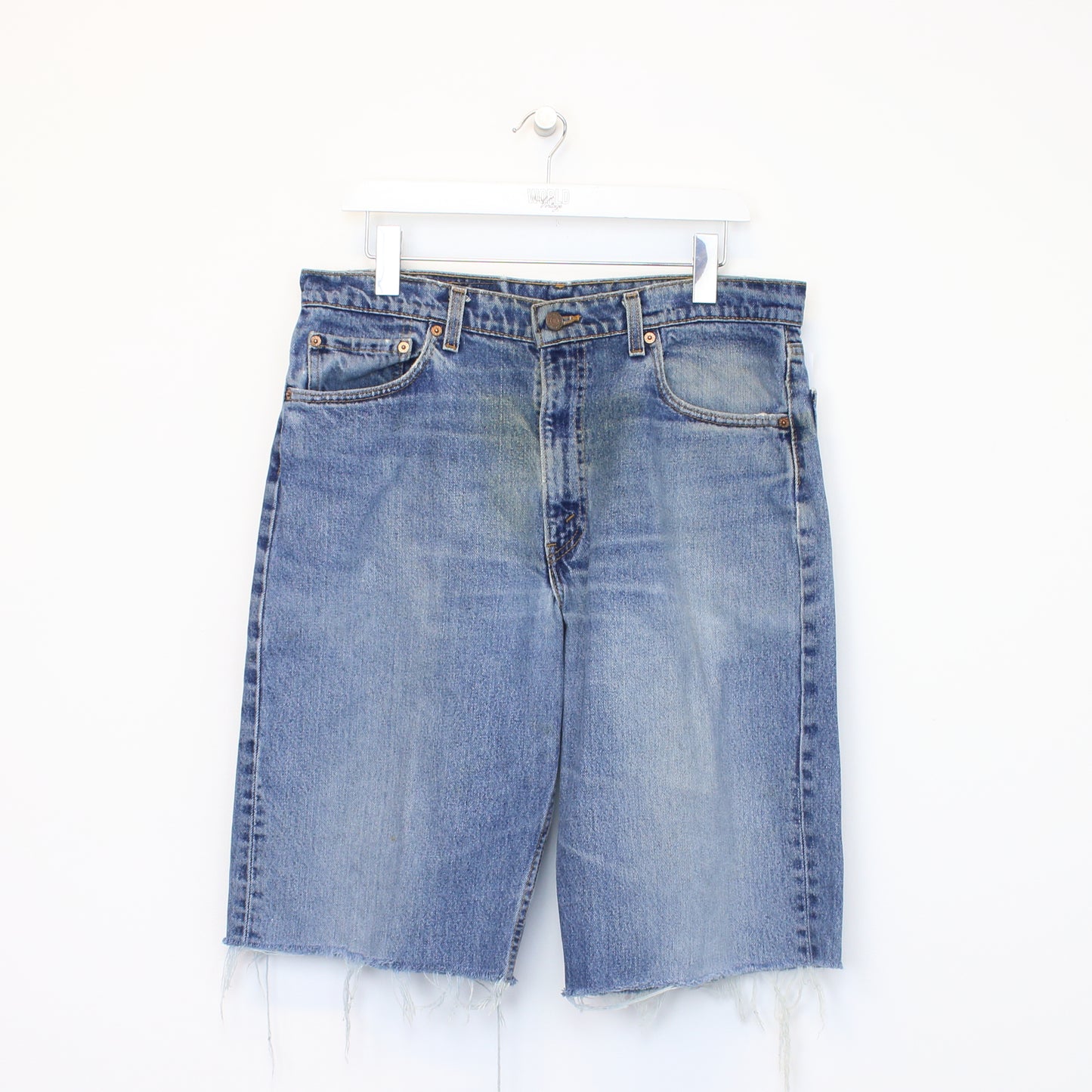 Vintage Levi's 550 cut-off jean shorts. Best fits W35