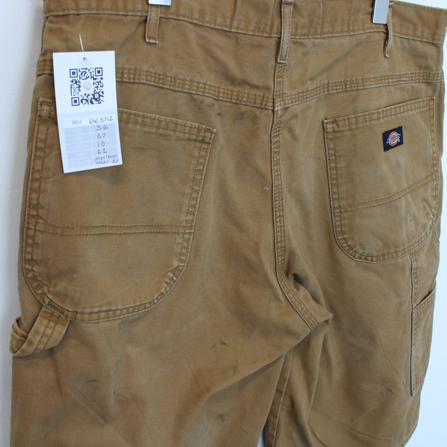 Vintage Carhartt carpenter shorts in tan. Best fits W37