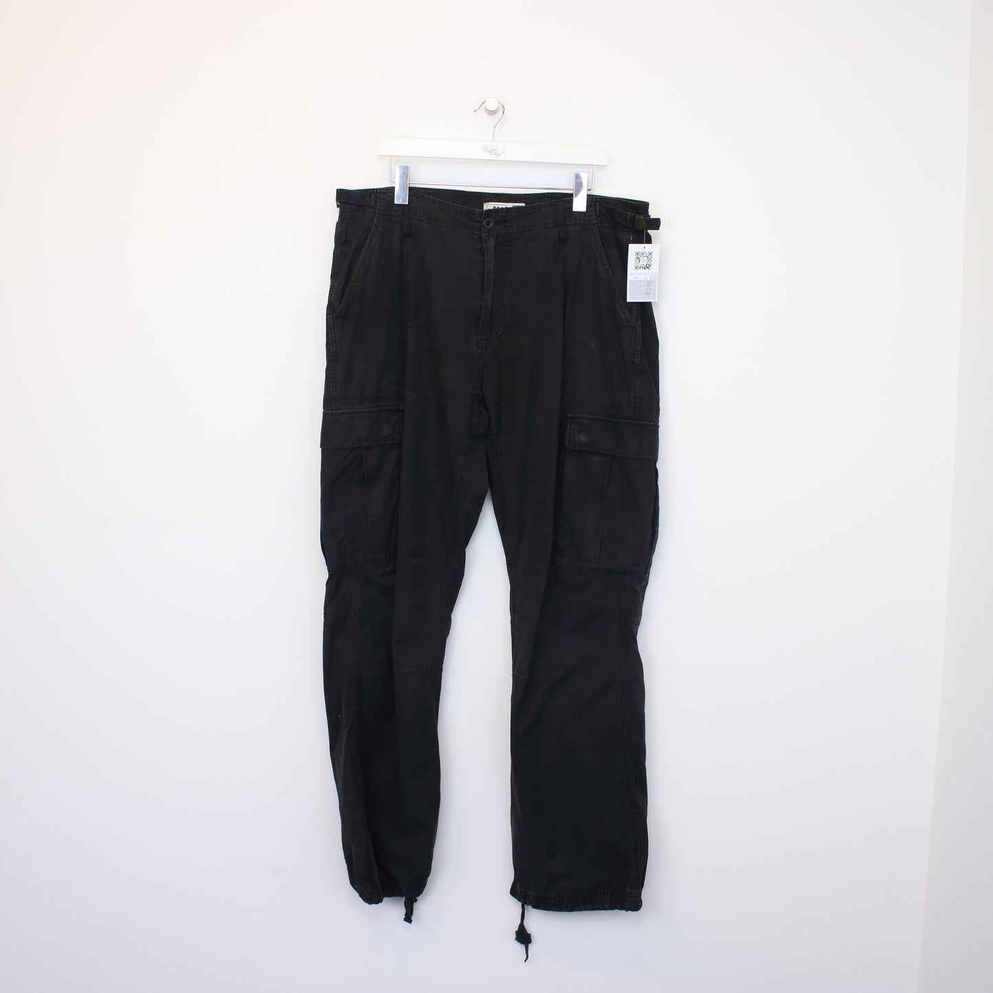 Vintage 3 dots cargos in black. Best fits XL