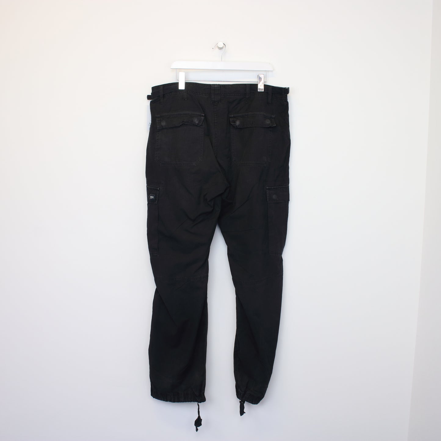 Vintage 3 dots cargos in black. Best fits XL