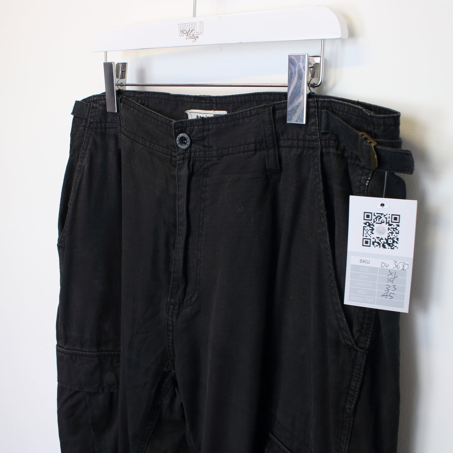 Vintage 3 dots cargos in black. Best fits XL