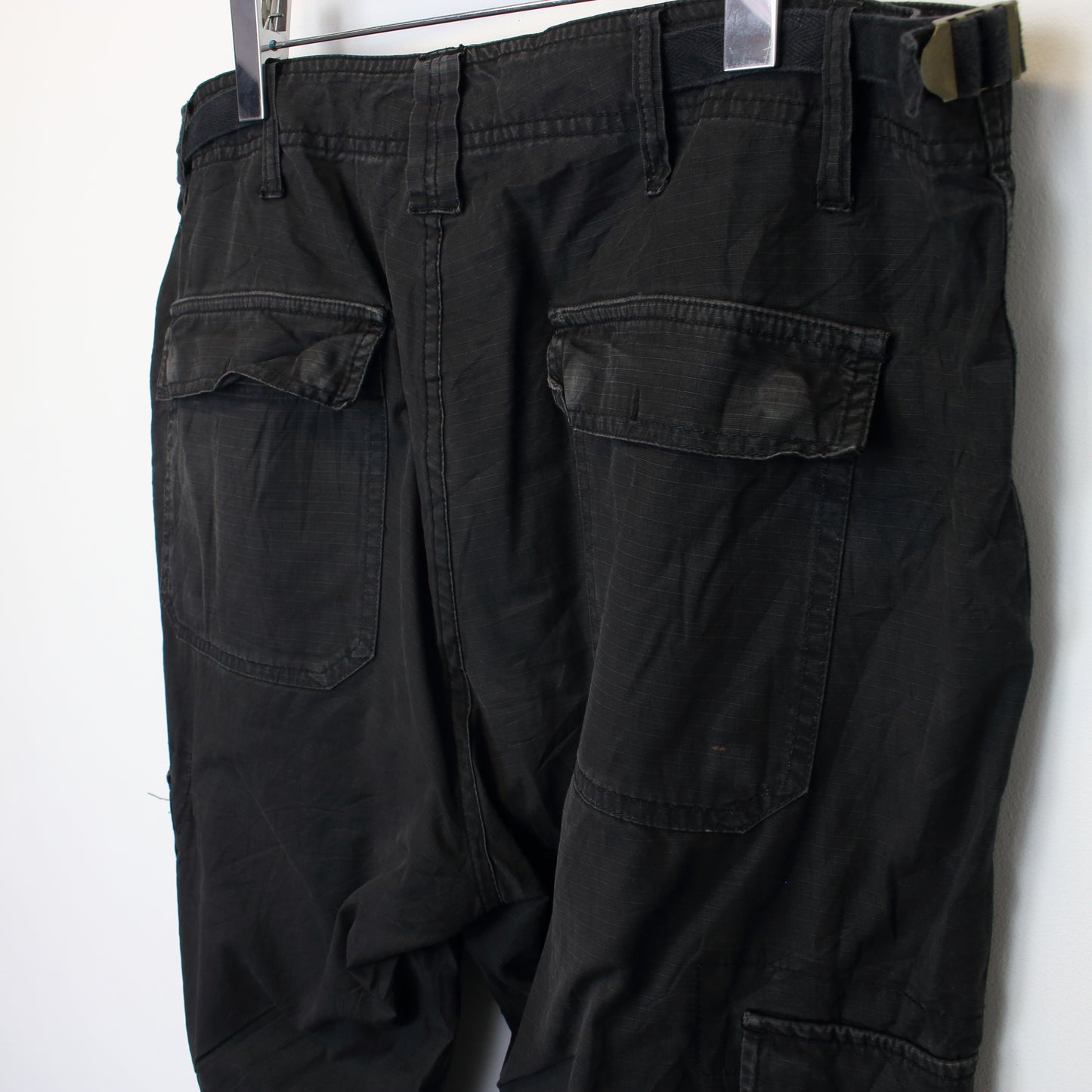 Vintage 3 dots cargos in black. Best fits XL