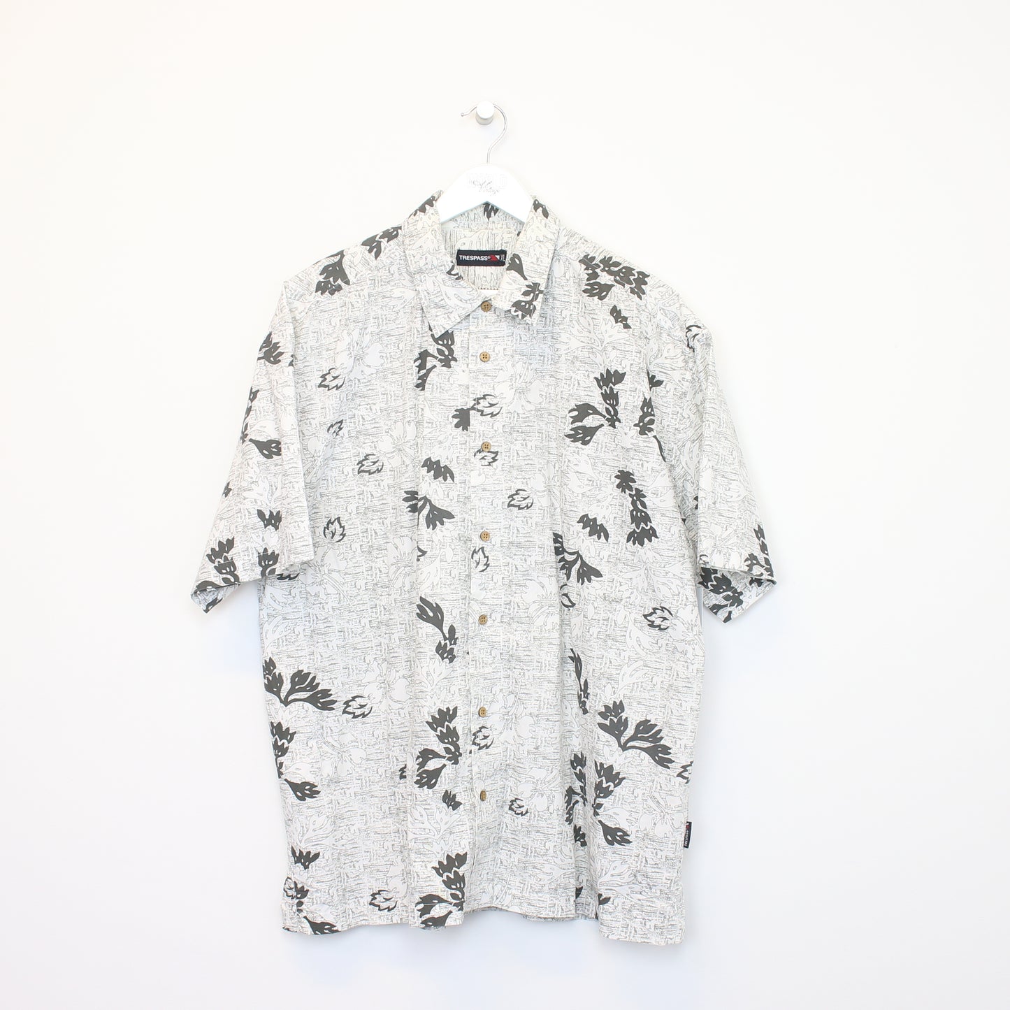 Vintage Trespass patterned shirt in white and black. Best fits XL