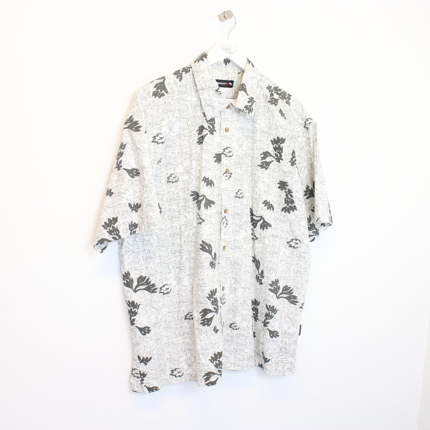 Vintage Trespass patterned shirt in white and black. Best fits XL