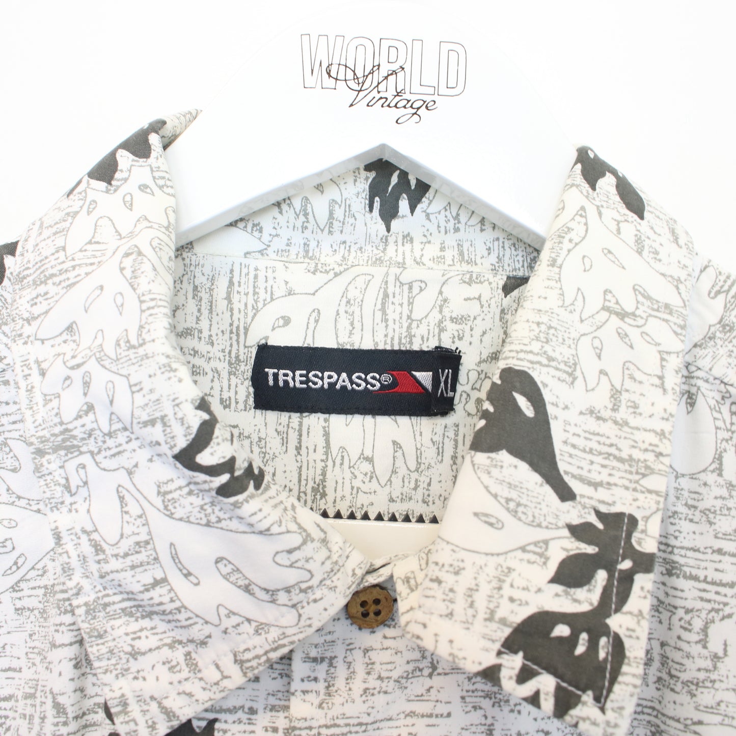 Vintage Trespass patterned shirt in white and black. Best fits XL