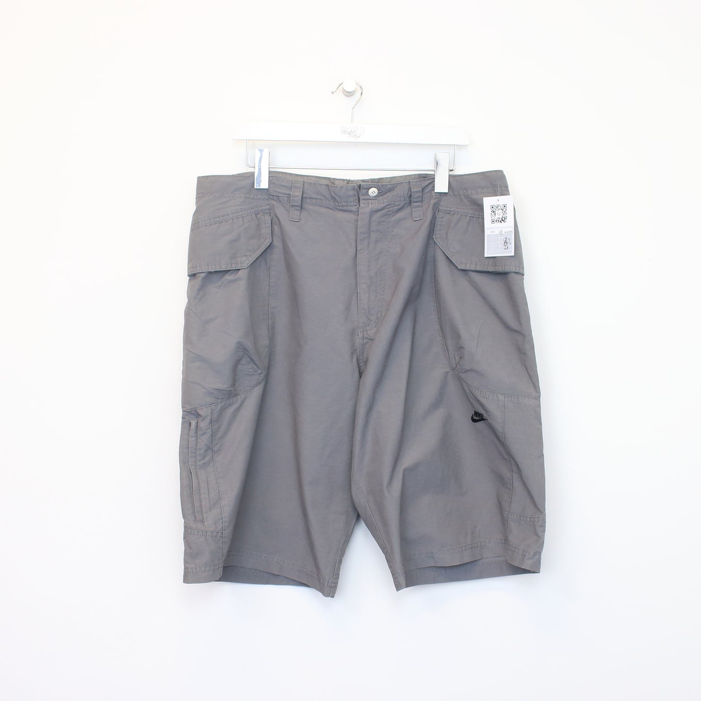 Vintage Nike cargo shorts in grey. Best fits 37