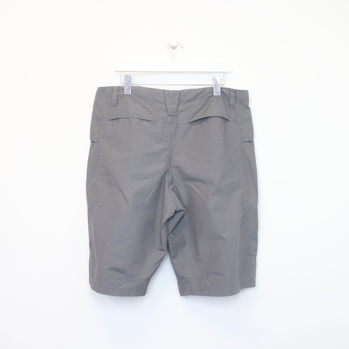 Vintage Nike cargo shorts in grey. Best fits 37