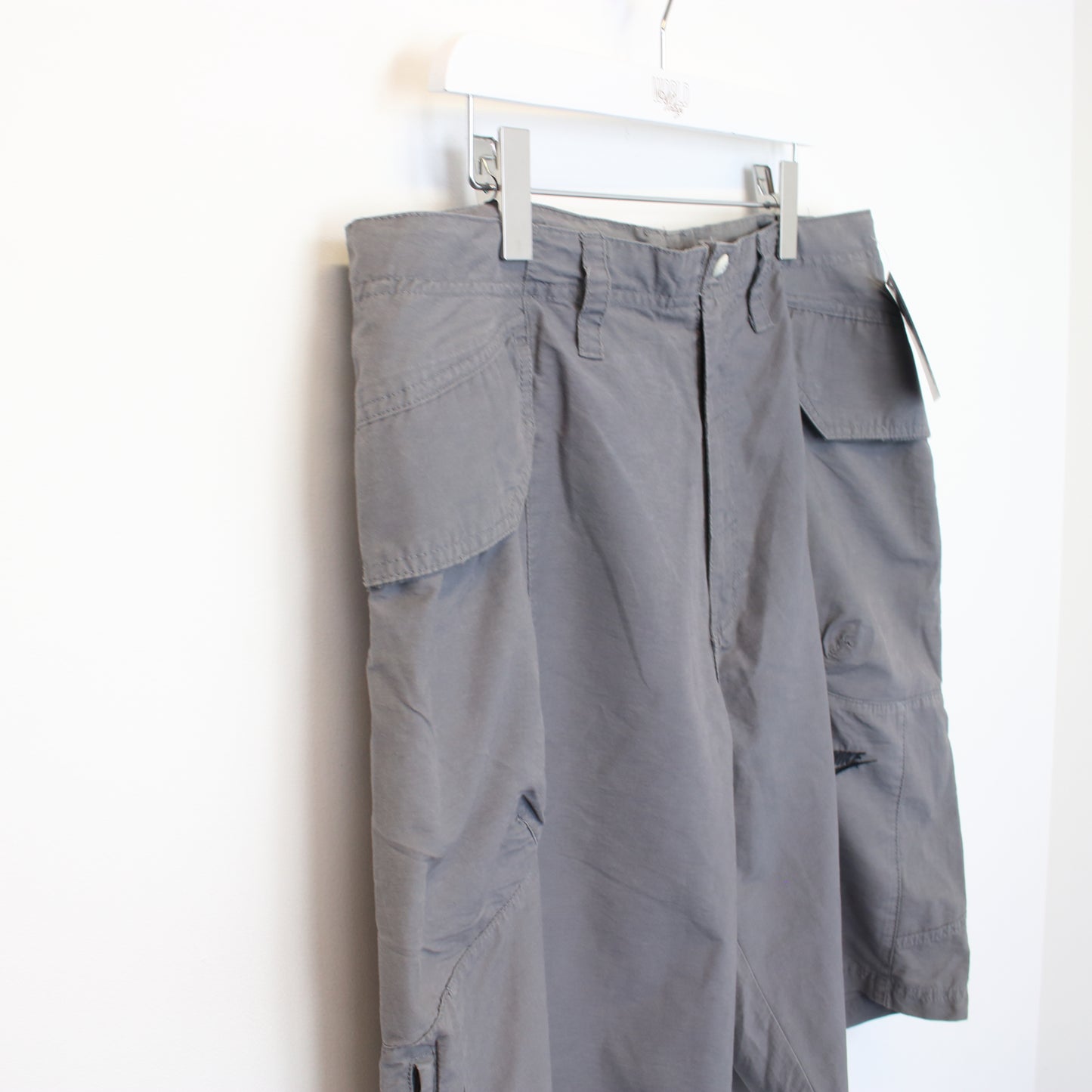 Vintage Nike cargo shorts in grey. Best fits 37