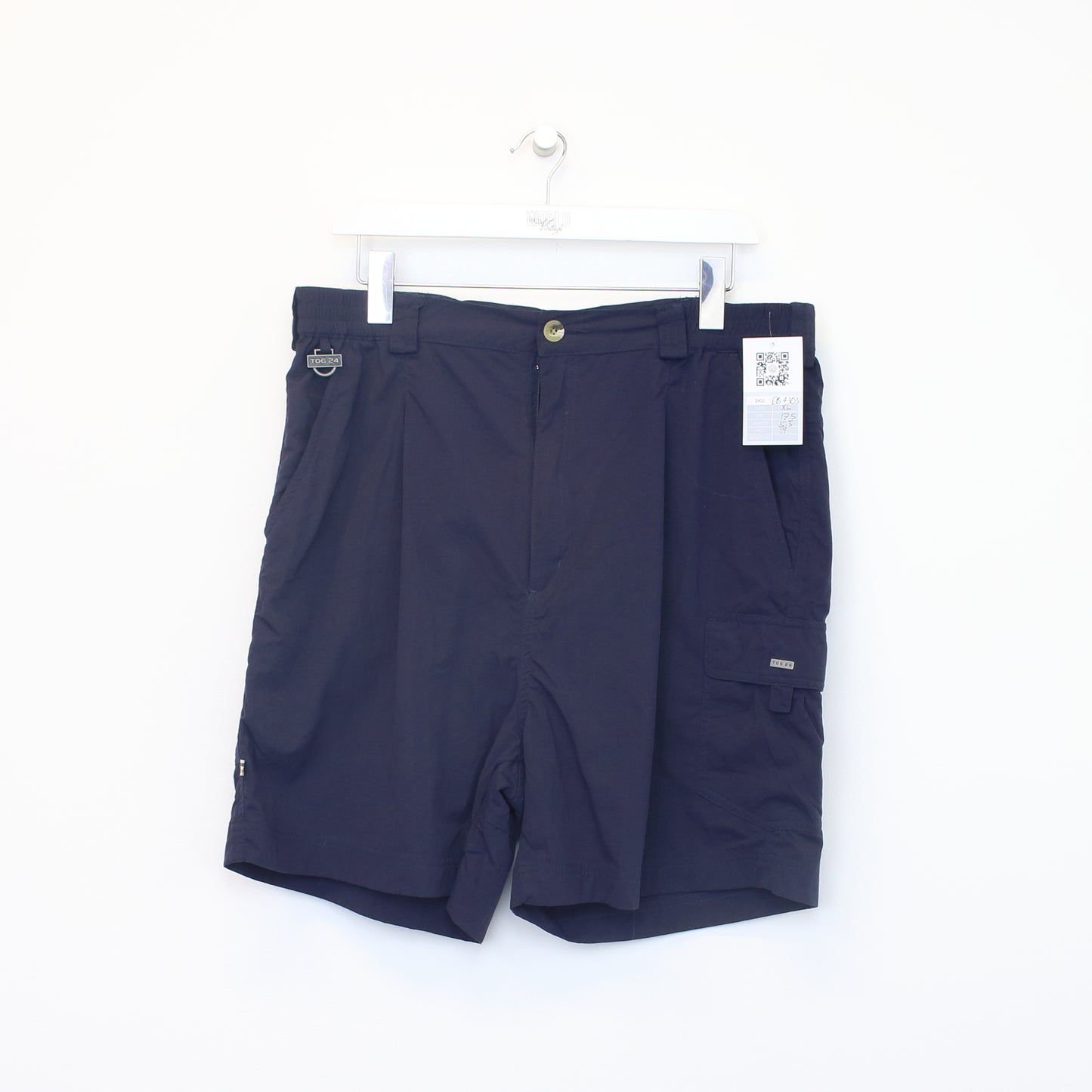 Vintage TOG 24 cargo shorts in navy. Best fits 37