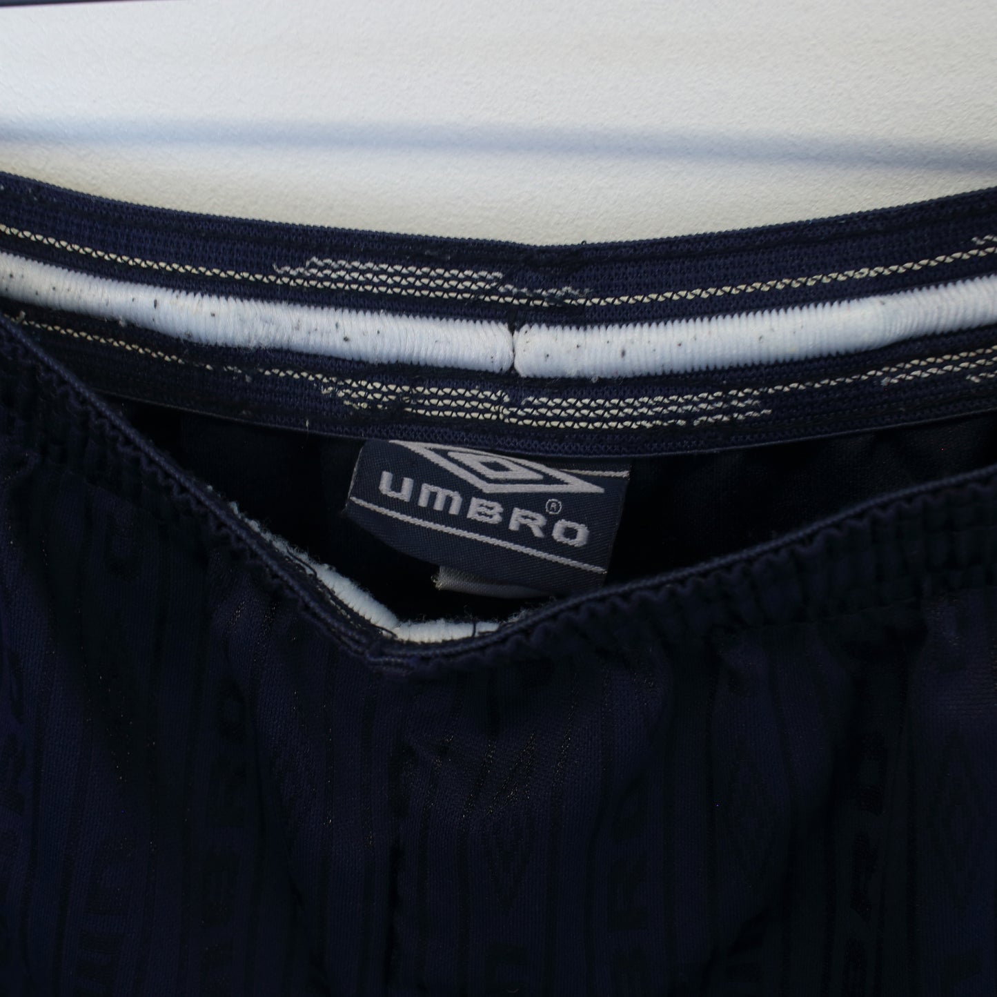 Vintage Umbro shorts in navy. Best fits S