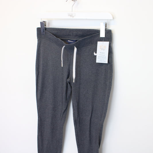 Vintage Nike joggers in grey. Best fits XS