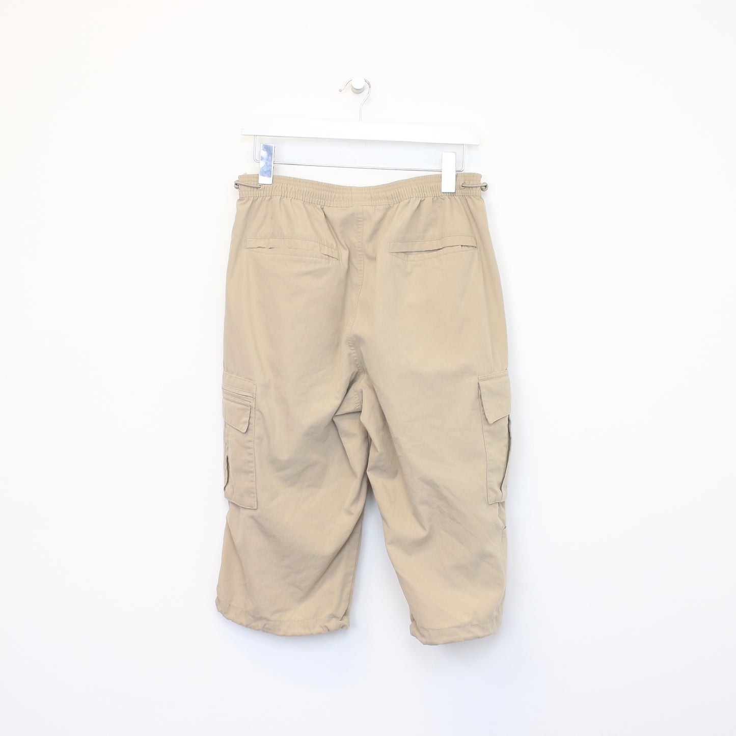 Vintage Nike cargo three quarter shorts in beige. Best fits 29