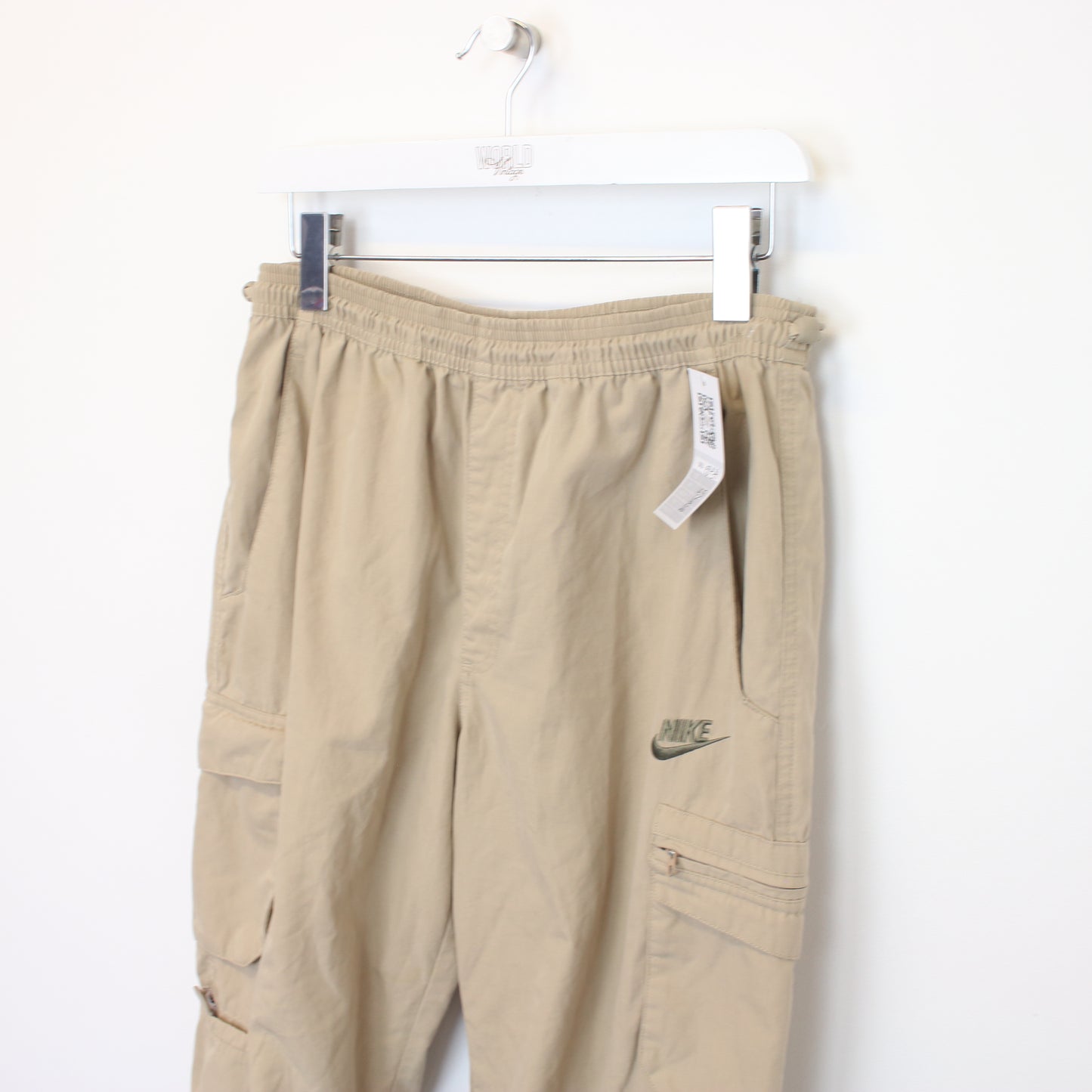 Vintage Nike cargo three quarter shorts in beige. Best fits 29