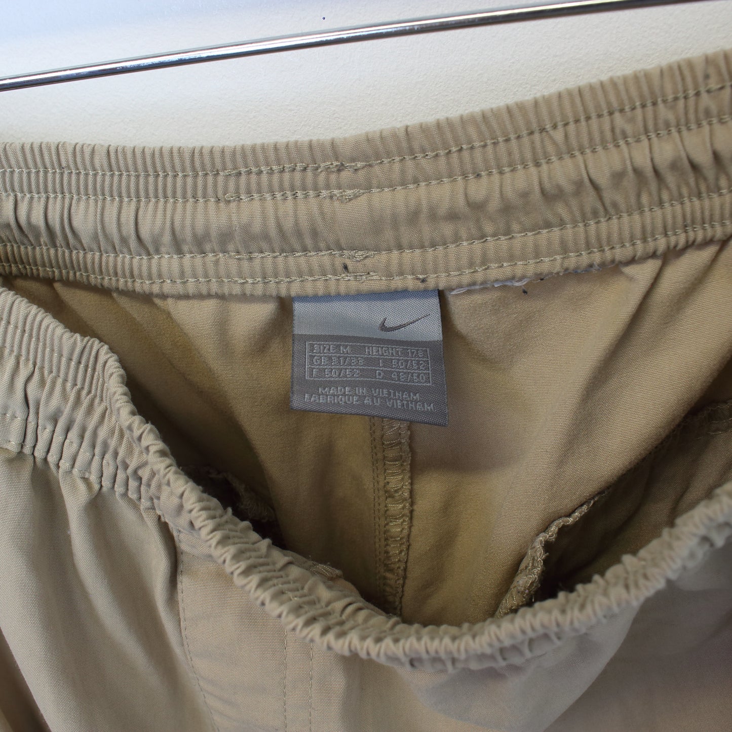 Vintage Nike cargo three quarter shorts in beige. Best fits 29