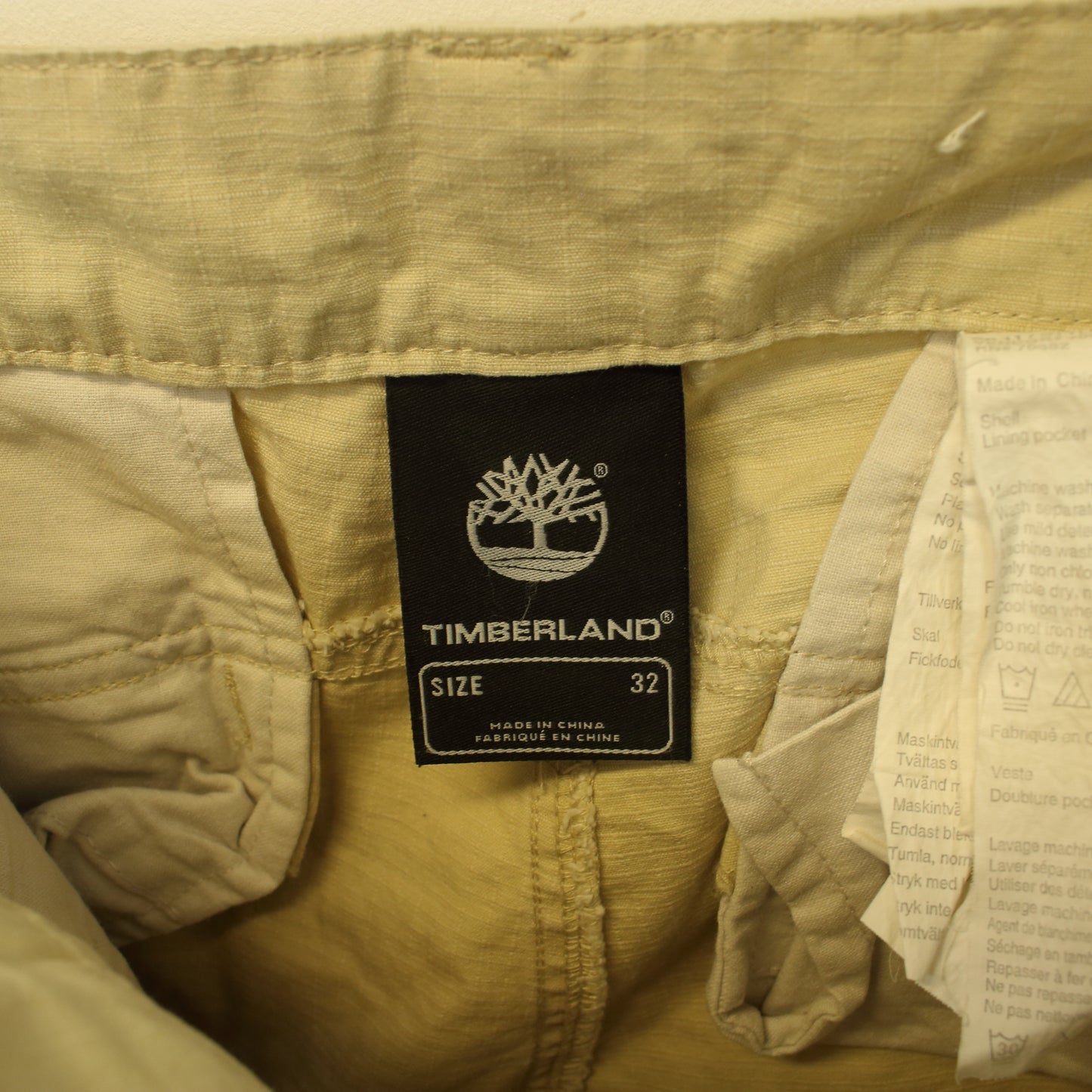 Vintage Timberland cargo shorts in beige. Best fits 35