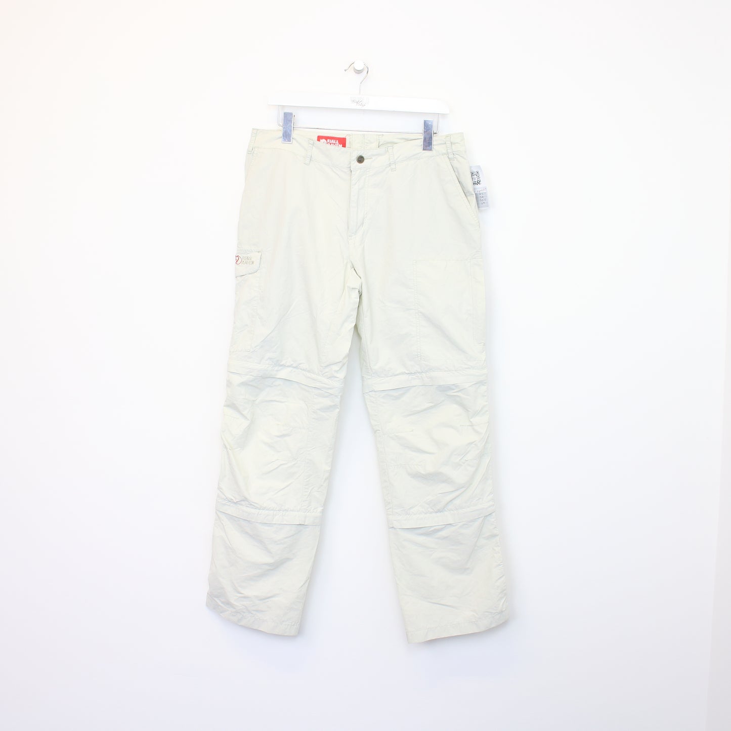 Vintage Fjall Raven cargo pants in beige. Best fits 34