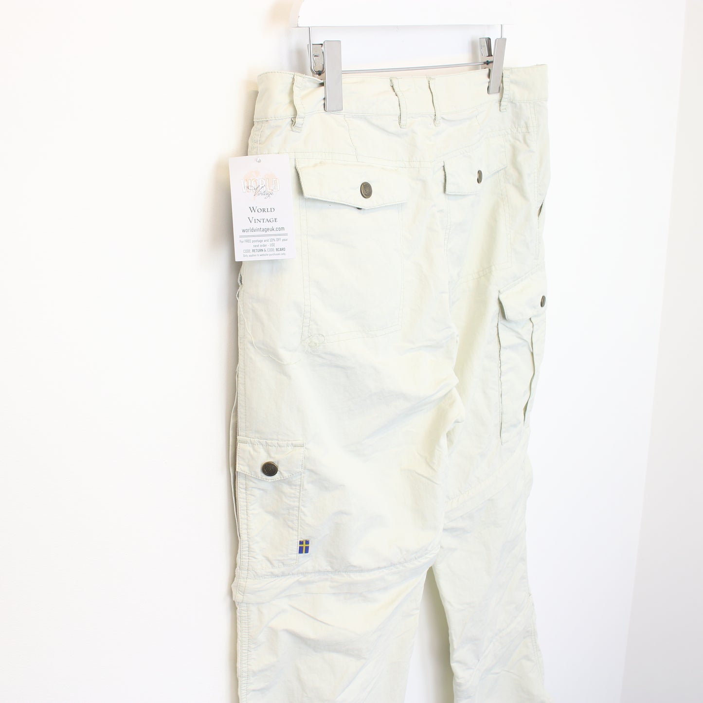 Vintage Fjall Raven cargo pants in beige. Best fits 34