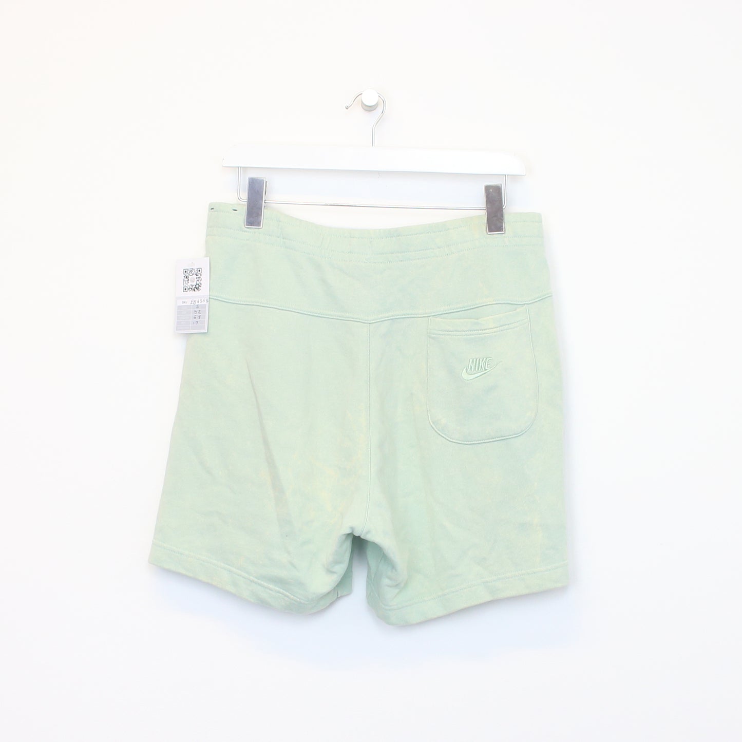 Vintage Nike shorts in green. Best fits S