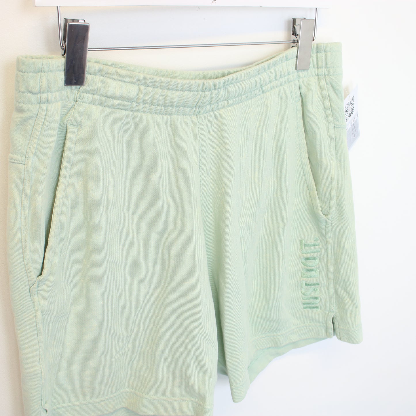 Vintage Nike shorts in green. Best fits S