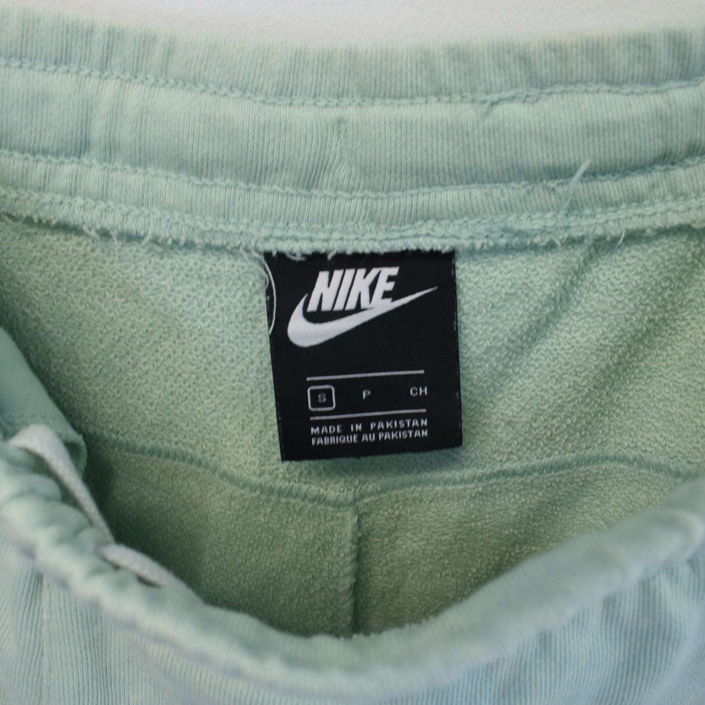 Vintage Nike shorts in green. Best fits S