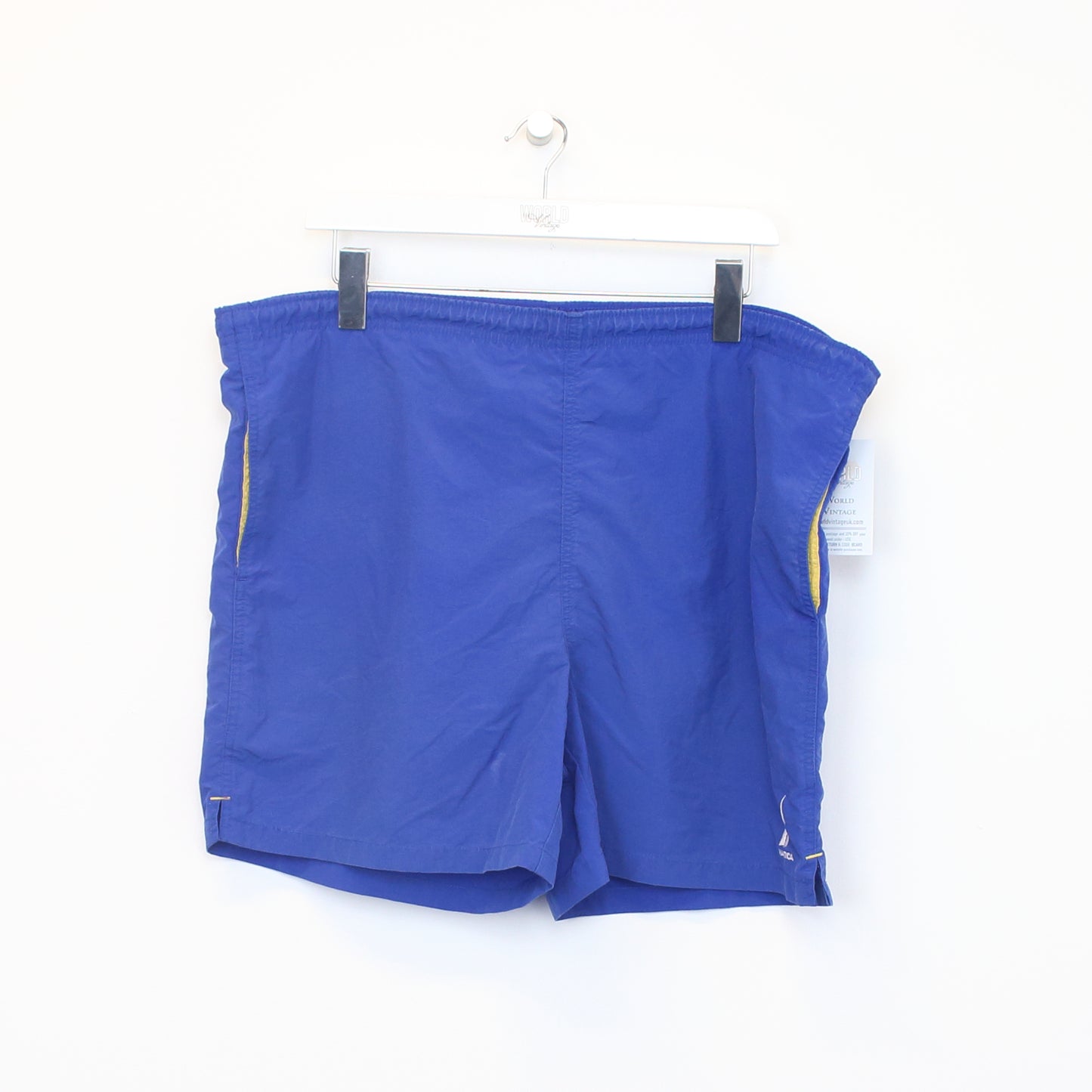 Vintage Nautica shorts in blue. Best fits XL