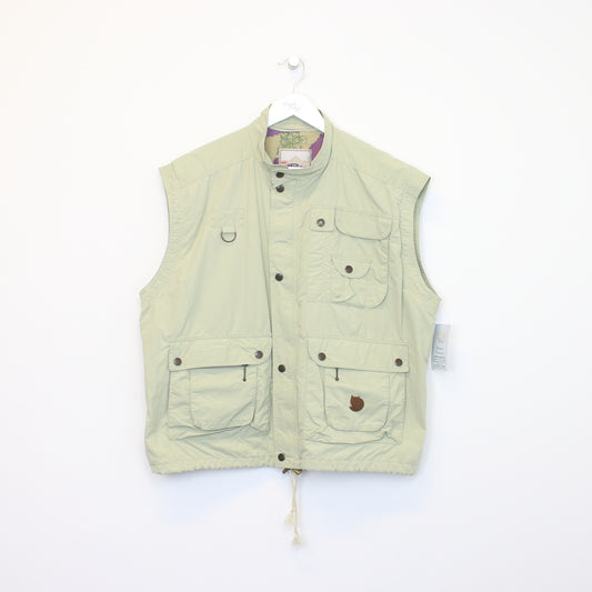 Vintage Unbranded gilet in khaki. Best fits L