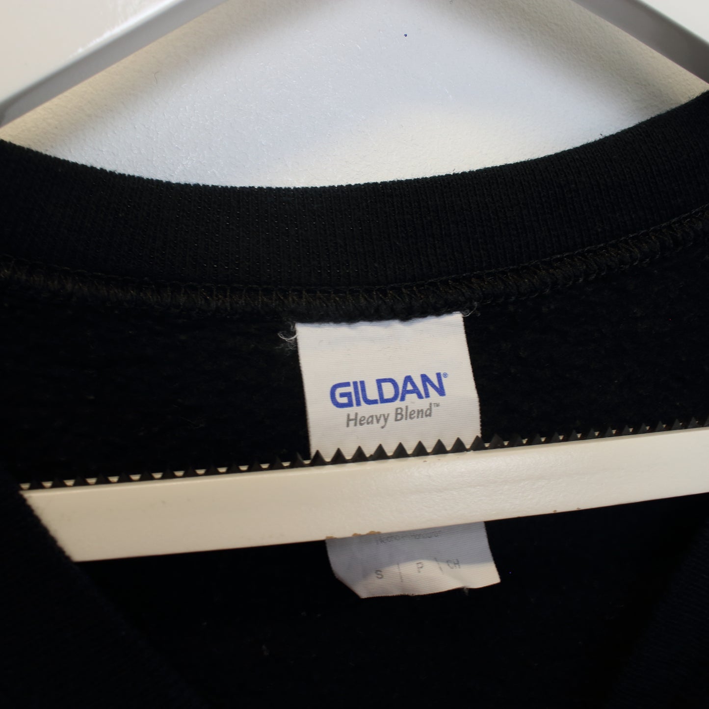 Vintage Gildan sweatshirt in black. Best fits S