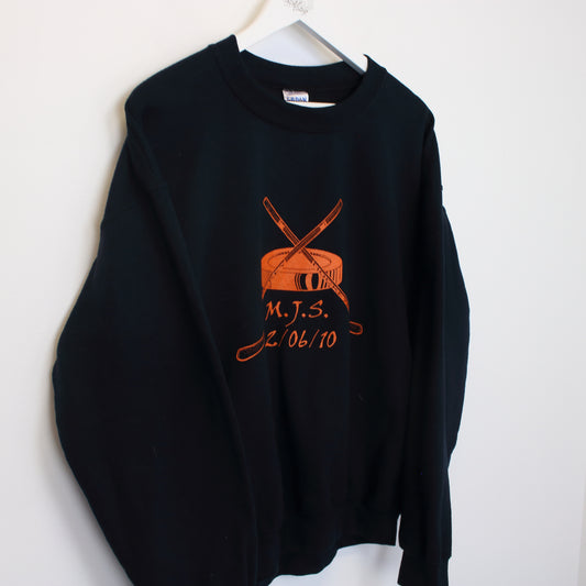 Vintage Gildan sweatshirt in navy. Best fits M