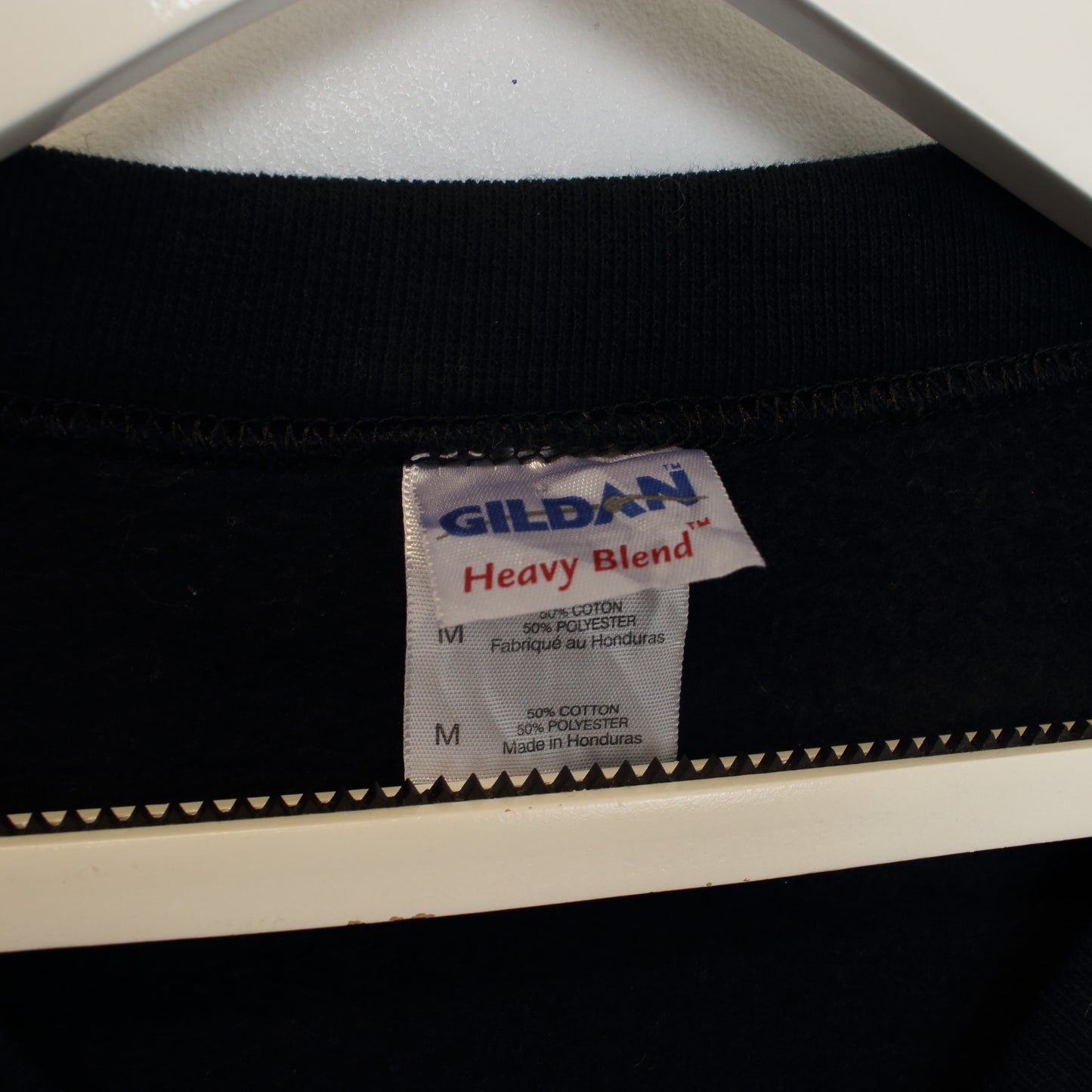 Vintage Gildan sweatshirt in navy. Best fits M