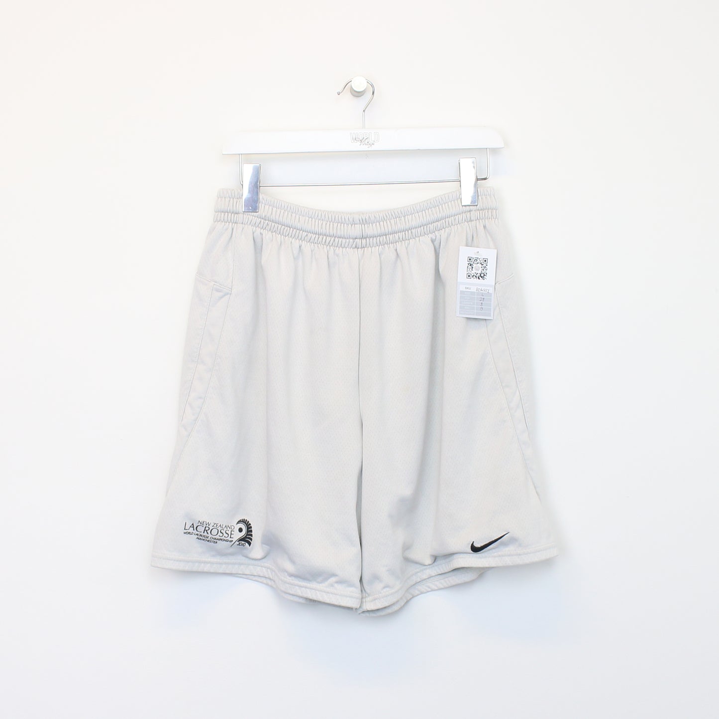 Vintage Nike shorts in white. Best fits L