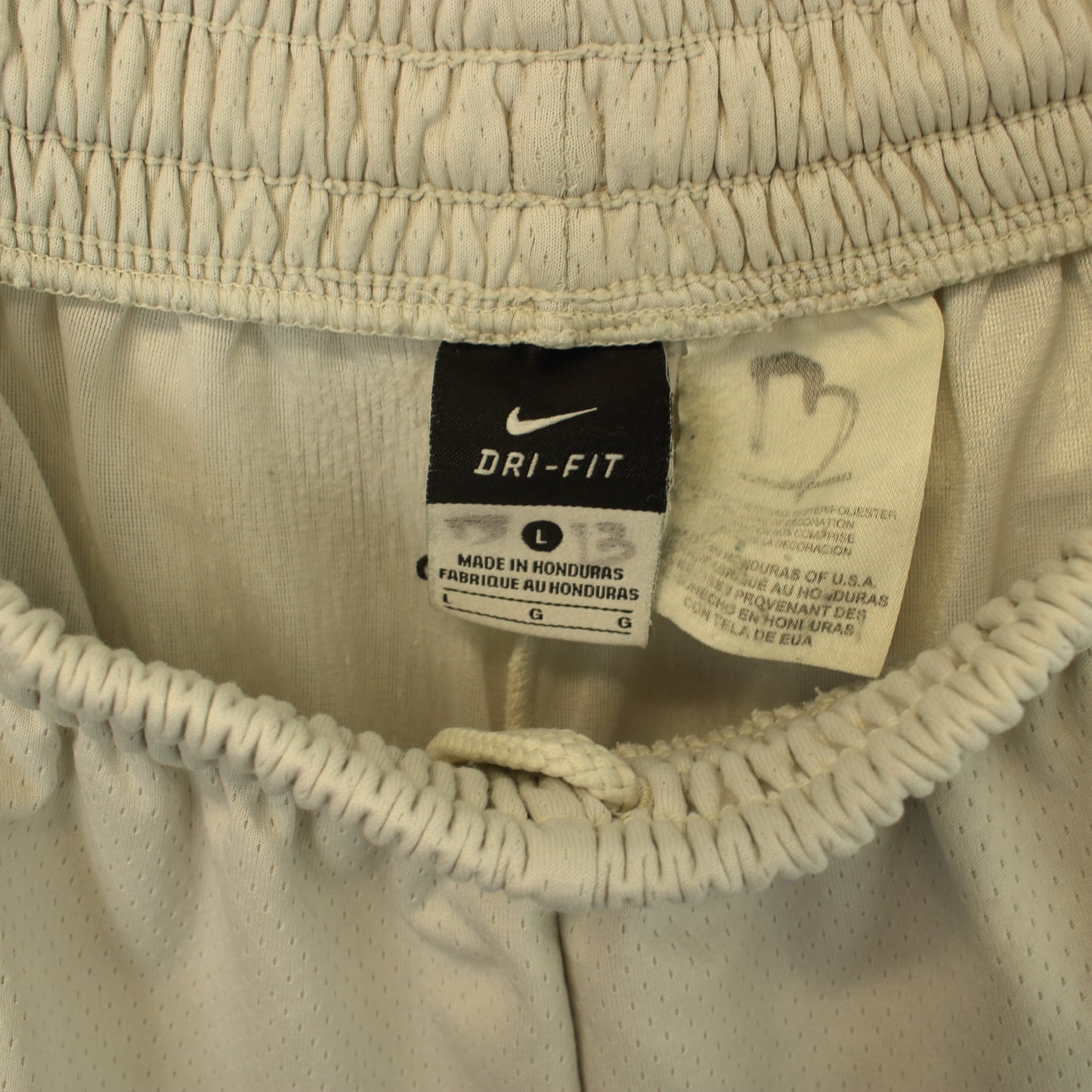 Vintage Nike shorts in white. Best fits L