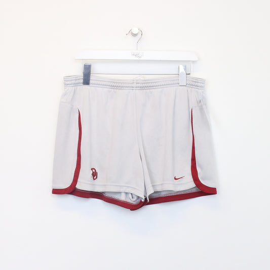 Vintage Nike shorts in white. Best fits L