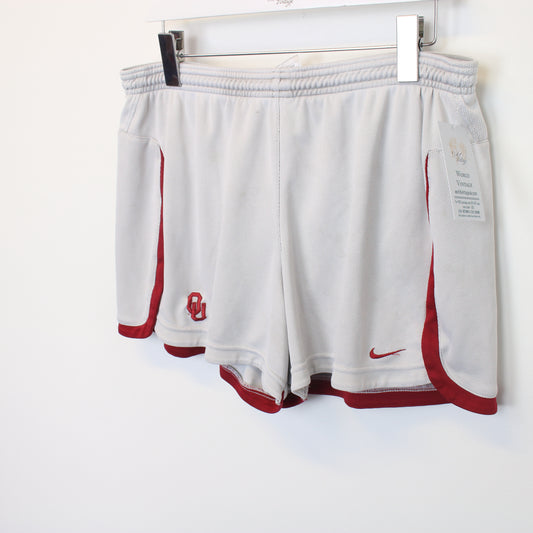 Vintage Nike shorts in white. Best fits L