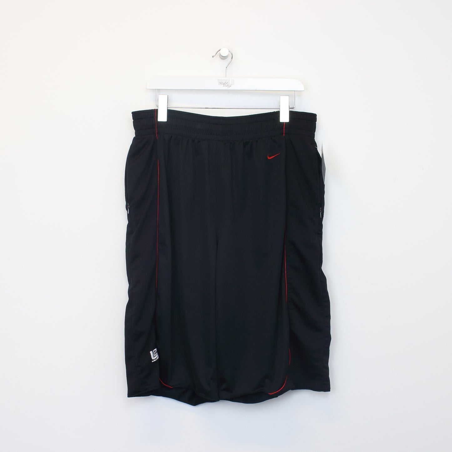 Vintage Nike three quarters shorts in red and black. Best fits XL