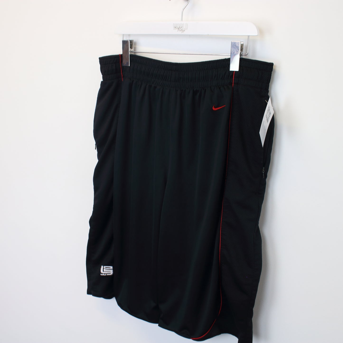 Vintage Nike three quarters shorts in red and black. Best fits XL