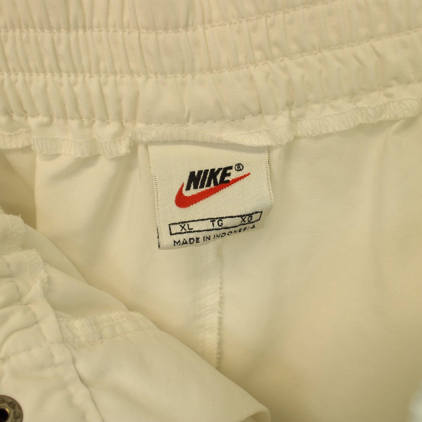 Vintage Nike shorts in white and black. Best fits XL