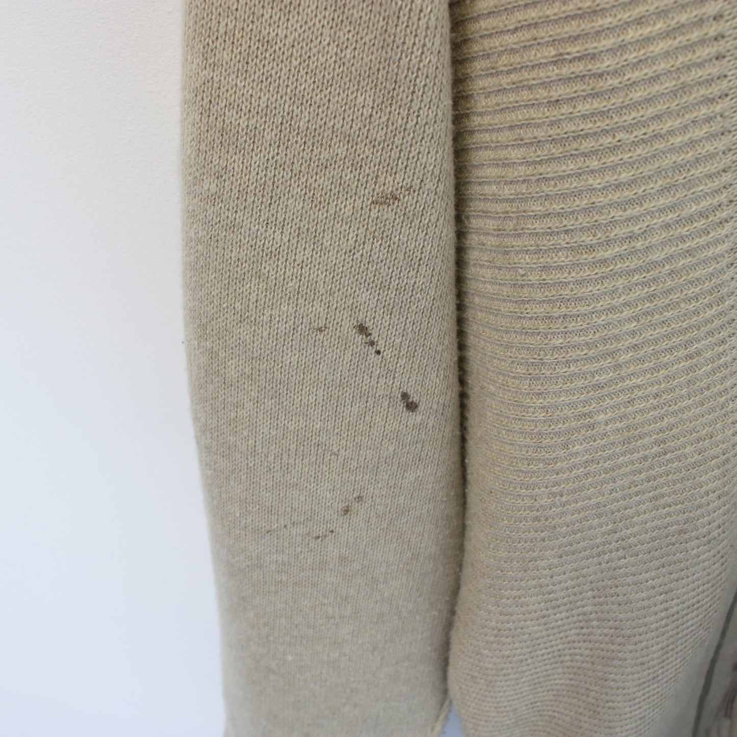 Vintage Carson knit sweatshirt in beige. Best fits L