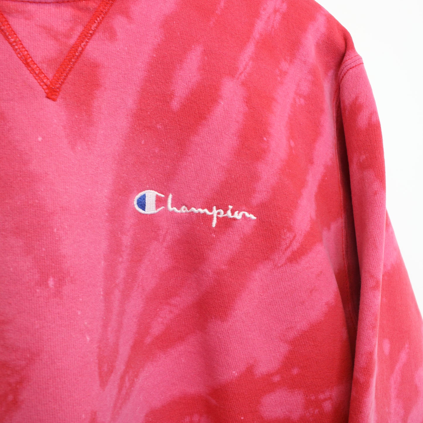 Vintage Champion sweatshirt in tie-dye pink. Best fits M