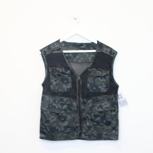 Vintage Unbranded camo print mesh vest. Best fits M