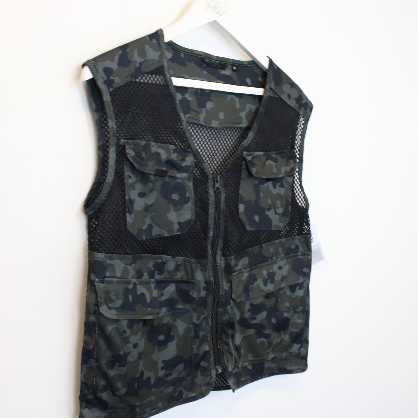 Vintage Unbranded camo print mesh vest. Best fits M