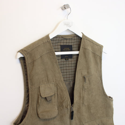 Vintage Peter Luger vest in beige. Best fits M