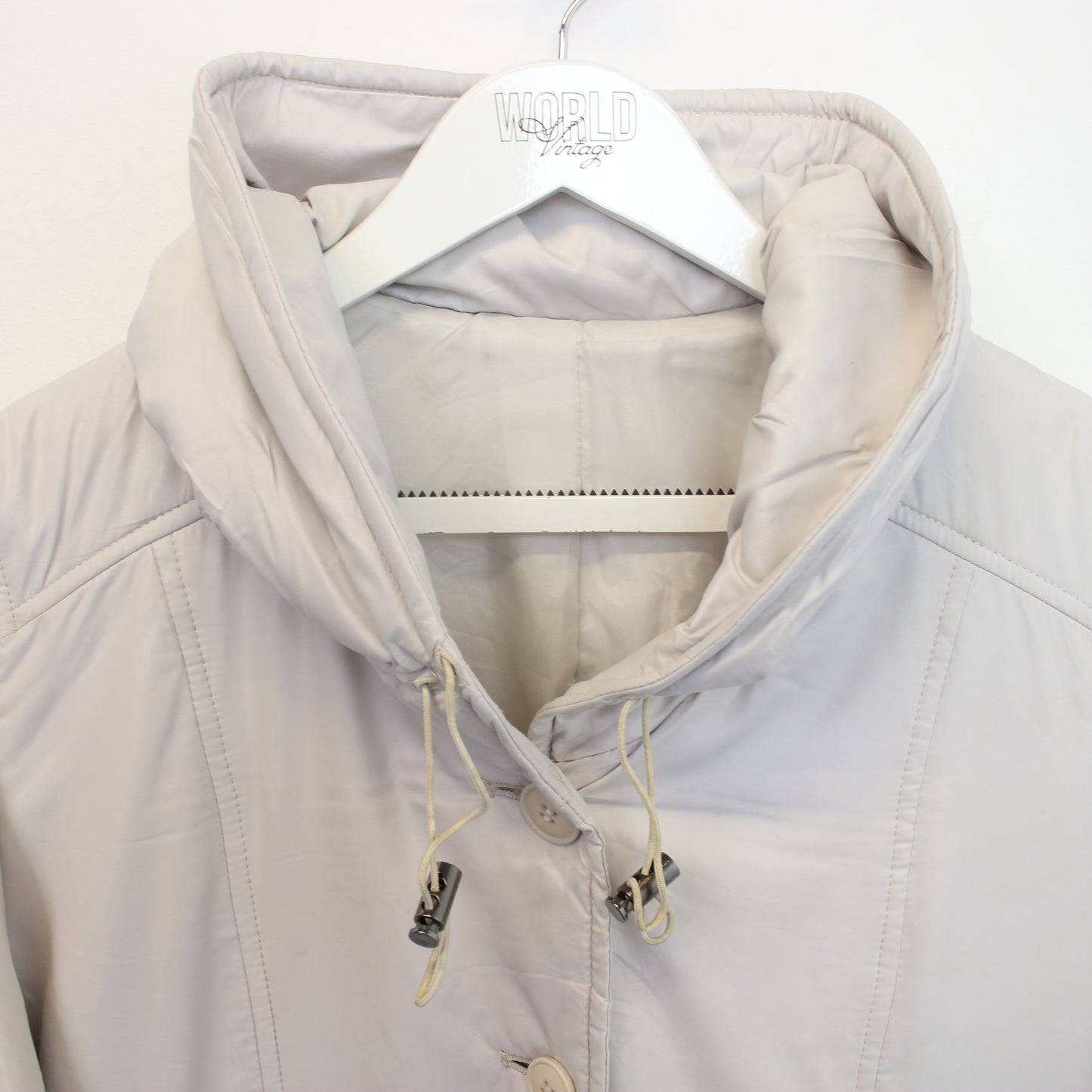 Vintage Unbranded puffer jacket in white. Best fits XS