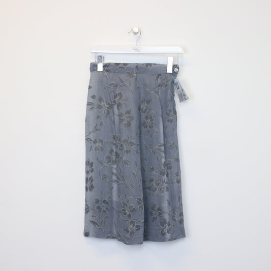 Vintage Unbranded skirt in floral blue. Best fits W26