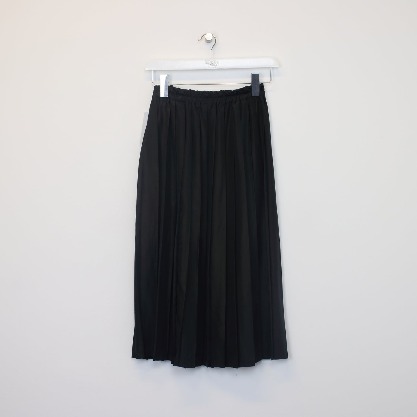 Vintage Unbranded skirt in black. Best fits W23