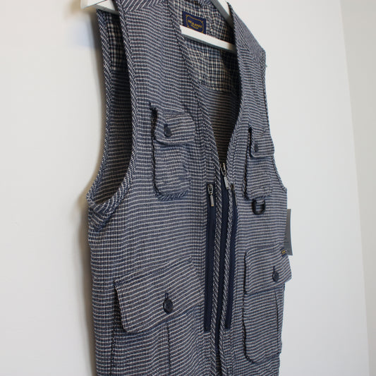 Vintage Oscar jones vest in white navy. Best fits M